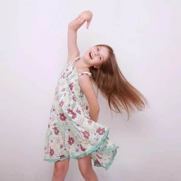 Happy Mała Dziewczynka Kaukaski Pozowanie — Zdjęcie stockowe