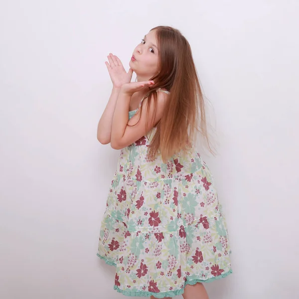 Glücklich Kaukasischen Kleinen Mädchen Posieren — Stockfoto
