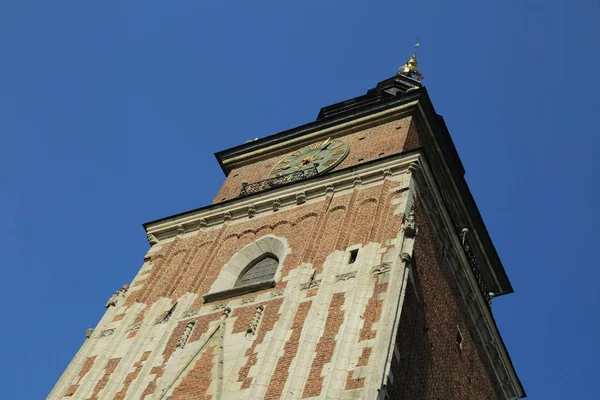 Krakow, Polonya - 1 Ağustos 2017: Kule, Belediye Binası ve Sukiennice buidning. Krakow Polonya'nın en eski şehirlerinden biridir.