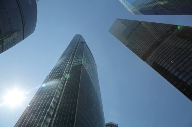 Moskova, Rusya - 13 Ağustos 2017: Düşük açılı görünüş Moscow City gökdelenlerin. Şehir merkezinde bir fütüristik tasarımı ile modern bir ticari binalar Moskova-City (Moskova Uluslararası İş Merkezi) olduğunu.