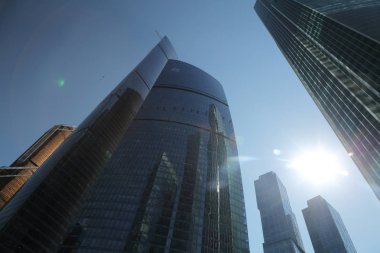Moskova, Rusya - 13 Ağustos 2017: Düşük açılı görünüş Moscow City gökdelenlerin. Şehir merkezinde bir fütüristik tasarımı ile modern bir ticari binalar Moskova-City (Moskova Uluslararası İş Merkezi) olduğunu.