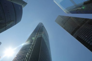 Moskova, Rusya - 13 Ağustos 2017: Düşük açılı görünüş Moscow City gökdelenlerin. Şehir merkezinde bir fütüristik tasarımı ile modern bir ticari binalar Moskova-City (Moskova Uluslararası İş Merkezi) olduğunu.