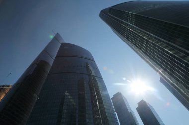 Moskova, Rusya - 13 Ağustos 2017: Düşük açılı görünüş Moscow City gökdelenlerin. Şehir merkezinde bir fütüristik tasarımı ile modern bir ticari binalar Moskova-City (Moskova Uluslararası İş Merkezi) olduğunu.