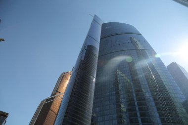 Moskova, Rusya - 13 Ağustos 2017: Düşük açılı görünüş Moscow City gökdelenlerin. Şehir merkezinde bir fütüristik tasarımı ile modern bir ticari binalar Moskova-City (Moskova Uluslararası İş Merkezi) olduğunu.