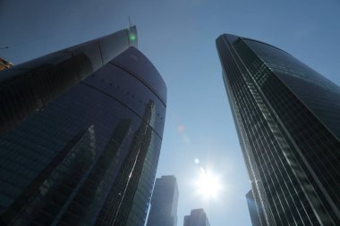 Moskova, Rusya - 13 Ağustos 2017: Düşük açılı görünüş Moscow City gökdelenlerin. Şehir merkezinde bir fütüristik tasarımı ile modern bir ticari binalar Moskova-City (Moskova Uluslararası İş Merkezi) olduğunu.
