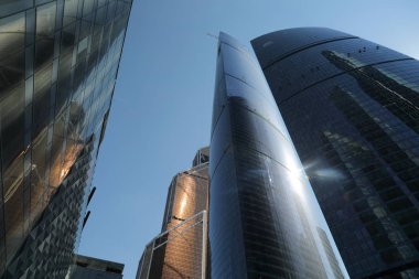 Moskova, Rusya - 13 Ağustos 2017: Düşük açılı görünüş Moscow City gökdelenlerin. Şehir merkezinde bir fütüristik tasarımı ile modern bir ticari binalar Moskova-City (Moskova Uluslararası İş Merkezi) olduğunu.