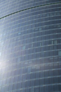 Moskova, Rusya - 13 Ağustos 2017: Düşük açılı görünüş Moscow City gökdelenlerin. Şehir merkezinde bir fütüristik tasarımı ile modern bir ticari binalar Moskova-City (Moskova Uluslararası İş Merkezi) olduğunu.