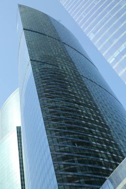 Moskova, Rusya - 13 Ağustos 2017: Düşük açılı görünüş Moscow City gökdelenlerin. Şehir merkezinde bir fütüristik tasarımı ile modern bir ticari binalar Moskova-City (Moskova Uluslararası İş Merkezi) olduğunu.
