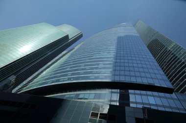 Moskova, Rusya - 13 Ağustos 2017: Düşük açılı görünüş Moscow City gökdelenlerin. Şehir merkezinde bir fütüristik tasarımı ile modern bir ticari binalar Moskova-City (Moskova Uluslararası İş Merkezi) olduğunu.