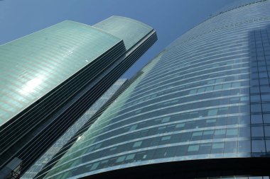 Moskova, Rusya - 13 Ağustos 2017: Düşük açılı görünüş Moscow City gökdelenlerin. Şehir merkezinde bir fütüristik tasarımı ile modern bir ticari binalar Moskova-City (Moskova Uluslararası İş Merkezi) olduğunu.