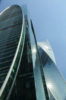 Moskova, Rusya - 13 Ağustos 2017: Düşük açılı görünüş Moscow City gökdelenlerin. Şehir merkezinde bir fütüristik tasarımı ile modern bir ticari binalar Moskova-City (Moskova Uluslararası İş Merkezi) olduğunu.
