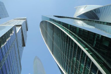 Moskova, Rusya - 13 Ağustos 2017: Düşük açılı görünüş Moscow City gökdelenlerin. Şehir merkezinde bir fütüristik tasarımı ile modern bir ticari binalar Moskova-City (Moskova Uluslararası İş Merkezi) olduğunu.