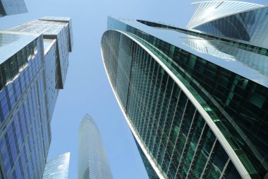 Moskova, Rusya - 13 Ağustos 2017: Düşük açılı görünüş Moscow City gökdelenlerin. Şehir merkezinde bir fütüristik tasarımı ile modern bir ticari binalar Moskova-City (Moskova Uluslararası İş Merkezi) olduğunu.