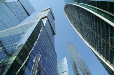 Moskova, Rusya - 13 Ağustos 2017: Düşük açılı görünüş Moscow City gökdelenlerin. Şehir merkezinde bir fütüristik tasarımı ile modern bir ticari binalar Moskova-City (Moskova Uluslararası İş Merkezi) olduğunu.