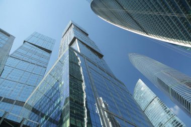 Moskova, Rusya - 13 Ağustos 2017: Düşük açılı görünüş Moscow City gökdelenlerin. Şehir merkezinde bir fütüristik tasarımı ile modern bir ticari binalar Moskova-City (Moskova Uluslararası İş Merkezi) olduğunu.
