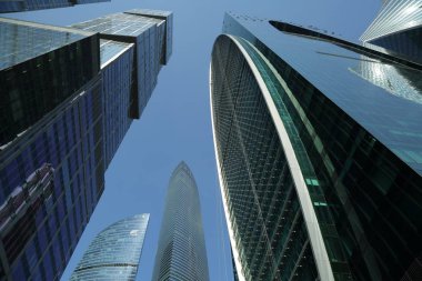 Moskova, Rusya - 13 Ağustos 2017: Düşük açılı görünüş Moscow City gökdelenlerin. Şehir merkezinde bir fütüristik tasarımı ile modern bir ticari binalar Moskova-City (Moskova Uluslararası İş Merkezi) olduğunu.