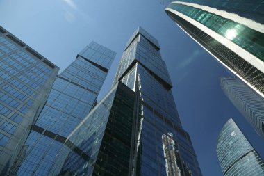 Moskova, Rusya - 13 Ağustos 2017: Düşük açılı görünüş Moscow City gökdelenlerin. Şehir merkezinde bir fütüristik tasarımı ile modern bir ticari binalar Moskova-City (Moskova Uluslararası İş Merkezi) olduğunu.