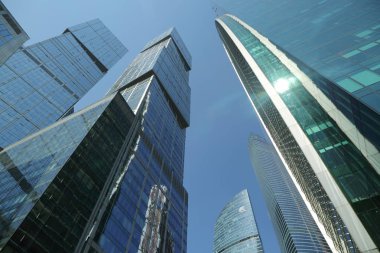 Moskova, Rusya - 13 Ağustos 2017: Düşük açılı görünüş Moscow City gökdelenlerin. Şehir merkezinde bir fütüristik tasarımı ile modern bir ticari binalar Moskova-City (Moskova Uluslararası İş Merkezi) olduğunu.