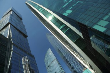 Moskova, Rusya - 13 Ağustos 2017: Düşük açılı görünüş Moscow City gökdelenlerin. Şehir merkezinde bir fütüristik tasarımı ile modern bir ticari binalar Moskova-City (Moskova Uluslararası İş Merkezi) olduğunu.