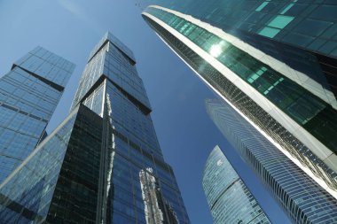 Moskova, Rusya - 13 Ağustos 2017: Düşük açılı görünüş Moscow City gökdelenlerin. Şehir merkezinde bir fütüristik tasarımı ile modern bir ticari binalar Moskova-City (Moskova Uluslararası İş Merkezi) olduğunu.