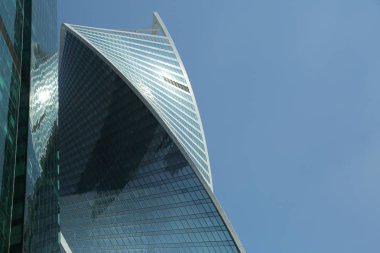 Moskova, Rusya - 13 Ağustos 2017: Düşük açılı görünüş Moscow City gökdelenlerin. Şehir merkezinde bir fütüristik tasarımı ile modern bir ticari binalar Moskova-City (Moskova Uluslararası İş Merkezi) olduğunu.