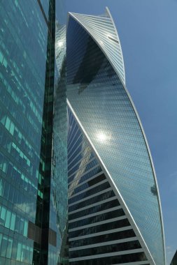 Moskova, Rusya - 13 Ağustos 2017: Düşük açılı görünüş Moscow City gökdelenlerin. Şehir merkezinde bir fütüristik tasarımı ile modern bir ticari binalar Moskova-City (Moskova Uluslararası İş Merkezi) olduğunu.