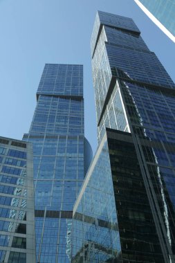 Moskova, Rusya - 13 Ağustos 2017: Düşük açılı görünüş Moscow City gökdelenlerin. Şehir merkezinde bir fütüristik tasarımı ile modern bir ticari binalar Moskova-City (Moskova Uluslararası İş Merkezi) olduğunu.