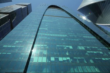 Moskova, Rusya - 13 Ağustos 2017: Düşük açılı görünüş Moscow City gökdelenlerin. Şehir merkezinde bir fütüristik tasarımı ile modern bir ticari binalar Moskova-City (Moskova Uluslararası İş Merkezi) olduğunu.