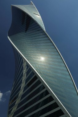 Moskova, Rusya - 13 Ağustos 2017: Düşük açılı görünüş Moscow City gökdelenlerin. Şehir merkezinde bir fütüristik tasarımı ile modern bir ticari binalar Moskova-City (Moskova Uluslararası İş Merkezi) olduğunu.