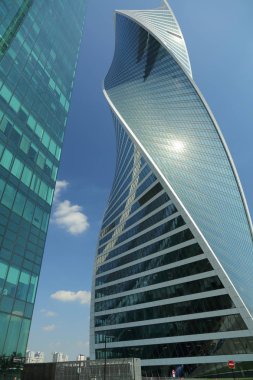 Moskova, Rusya - 13 Ağustos 2017: Düşük açılı görünüş Moscow City gökdelenlerin. Şehir merkezinde bir fütüristik tasarımı ile modern bir ticari binalar Moskova-City (Moskova Uluslararası İş Merkezi) olduğunu.