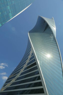 Moskova, Rusya - 13 Ağustos 2017: Düşük açılı görünüş Moscow City gökdelenlerin. Şehir merkezinde bir fütüristik tasarımı ile modern bir ticari binalar Moskova-City (Moskova Uluslararası İş Merkezi) olduğunu.