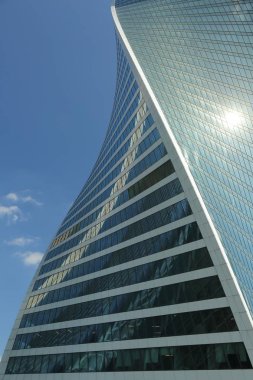 Moskova, Rusya - 13 Ağustos 2017: Düşük açılı görünüş Moscow City gökdelenlerin. Şehir merkezinde bir fütüristik tasarımı ile modern bir ticari binalar Moskova-City (Moskova Uluslararası İş Merkezi) olduğunu.