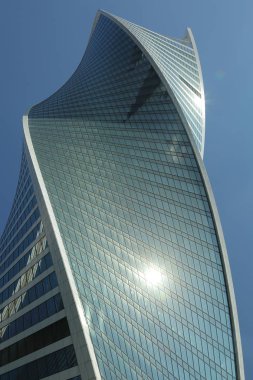 Moskova, Rusya - 13 Ağustos 2017: Düşük açılı görünüş Moscow City gökdelenlerin. Şehir merkezinde bir fütüristik tasarımı ile modern bir ticari binalar Moskova-City (Moskova Uluslararası İş Merkezi) olduğunu.