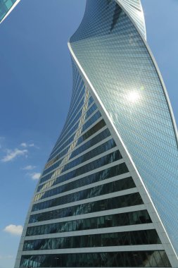 Moskova, Rusya - 13 Ağustos 2017: Düşük açılı görünüş Moscow City gökdelenlerin. Şehir merkezinde bir fütüristik tasarımı ile modern bir ticari binalar Moskova-City (Moskova Uluslararası İş Merkezi) olduğunu.