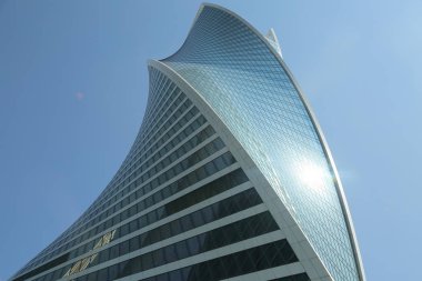 Moskova, Rusya - 13 Ağustos 2017: Düşük açılı görünüş Moscow City gökdelenlerin. Şehir merkezinde bir fütüristik tasarımı ile modern bir ticari binalar Moskova-City (Moskova Uluslararası İş Merkezi) olduğunu.