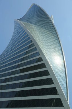 Moskova, Rusya - 13 Ağustos 2017: Düşük açılı görünüş Moscow City gökdelenlerin. Şehir merkezinde bir fütüristik tasarımı ile modern bir ticari binalar Moskova-City (Moskova Uluslararası İş Merkezi) olduğunu.