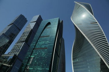 Moskova, Rusya - 13 Ağustos 2017: Düşük açılı görünüş Moscow City gökdelenlerin. Şehir merkezinde bir fütüristik tasarımı ile modern bir ticari binalar Moskova-City (Moskova Uluslararası İş Merkezi) olduğunu.
