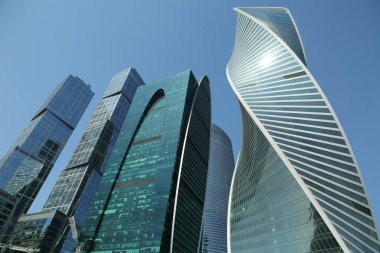 Moskova, Rusya - 13 Ağustos 2017: Düşük açılı görünüş Moscow City gökdelenlerin. Şehir merkezinde bir fütüristik tasarımı ile modern bir ticari binalar Moskova-City (Moskova Uluslararası İş Merkezi) olduğunu.