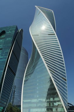 Moskova, Rusya - 13 Ağustos 2017: Düşük açılı görünüş Moscow City gökdelenlerin. Şehir merkezinde bir fütüristik tasarımı ile modern bir ticari binalar Moskova-City (Moskova Uluslararası İş Merkezi) olduğunu.