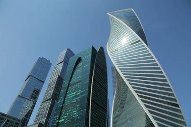 Moskova, Rusya - 13 Ağustos 2017: Düşük açılı görünüş Moscow City gökdelenlerin. Şehir merkezinde bir fütüristik tasarımı ile modern bir ticari binalar Moskova-City (Moskova Uluslararası İş Merkezi) olduğunu.