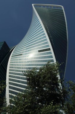 Moskova, Rusya - 13 Ağustos 2017: Düşük açılı görünüş Moscow City gökdelenlerin. Şehir merkezinde bir fütüristik tasarımı ile modern bir ticari binalar Moskova-City (Moskova Uluslararası İş Merkezi) olduğunu.