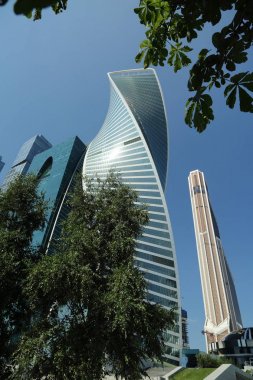 Moskova, Rusya - 13 Ağustos 2017: Düşük açılı görünüş Moscow City gökdelenlerin. Şehir merkezinde bir fütüristik tasarımı ile modern bir ticari binalar Moskova-City (Moskova Uluslararası İş Merkezi) olduğunu.