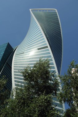 Moskova, Rusya - 13 Ağustos 2017: Düşük açılı görünüş Moscow City gökdelenlerin. Şehir merkezinde bir fütüristik tasarımı ile modern bir ticari binalar Moskova-City (Moskova Uluslararası İş Merkezi) olduğunu.