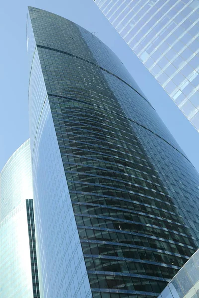 Moskova, Rusya - 13 Ağustos 2017: Düşük açılı görünüş Moscow City gökdelenlerin. Şehir merkezinde bir fütüristik tasarımı ile modern bir ticari binalar Moskova-City (Moskova Uluslararası İş Merkezi) olduğunu.