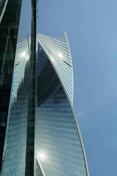 Moskova, Rusya - 13 Ağustos 2017: Düşük açılı görünüş Moscow City gökdelenlerin. Şehir merkezinde bir fütüristik tasarımı ile modern bir ticari binalar Moskova-City (Moskova Uluslararası İş Merkezi) olduğunu.