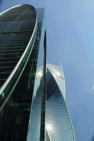 Moskova, Rusya - 13 Ağustos 2017: Düşük açılı görünüş Moscow City gökdelenlerin. Şehir merkezinde bir fütüristik tasarımı ile modern bir ticari binalar Moskova-City (Moskova Uluslararası İş Merkezi) olduğunu.