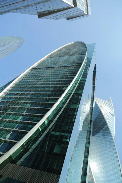 Moskova, Rusya - 13 Ağustos 2017: Düşük açılı görünüş Moscow City gökdelenlerin. Şehir merkezinde bir fütüristik tasarımı ile modern bir ticari binalar Moskova-City (Moskova Uluslararası İş Merkezi) olduğunu.