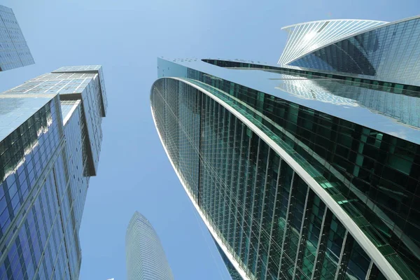 Moskova, Rusya - 13 Ağustos 2017: Düşük açılı görünüş Moscow City gökdelenlerin. Şehir merkezinde bir fütüristik tasarımı ile modern bir ticari binalar Moskova-City (Moskova Uluslararası İş Merkezi) olduğunu.