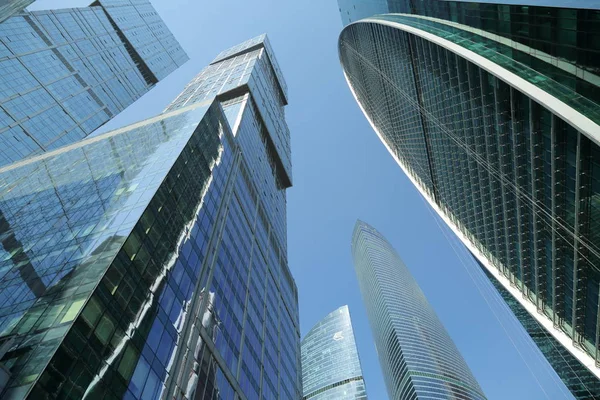 Moskova, Rusya - 13 Ağustos 2017: Düşük açılı görünüş Moscow City gökdelenlerin. Şehir merkezinde bir fütüristik tasarımı ile modern bir ticari binalar Moskova-City (Moskova Uluslararası İş Merkezi) olduğunu.