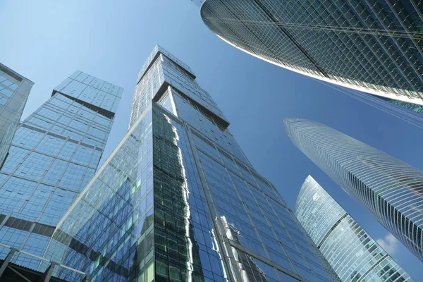 Moskova, Rusya - 13 Ağustos 2017: Düşük açılı görünüş Moscow City gökdelenlerin. Şehir merkezinde bir fütüristik tasarımı ile modern bir ticari binalar Moskova-City (Moskova Uluslararası İş Merkezi) olduğunu.